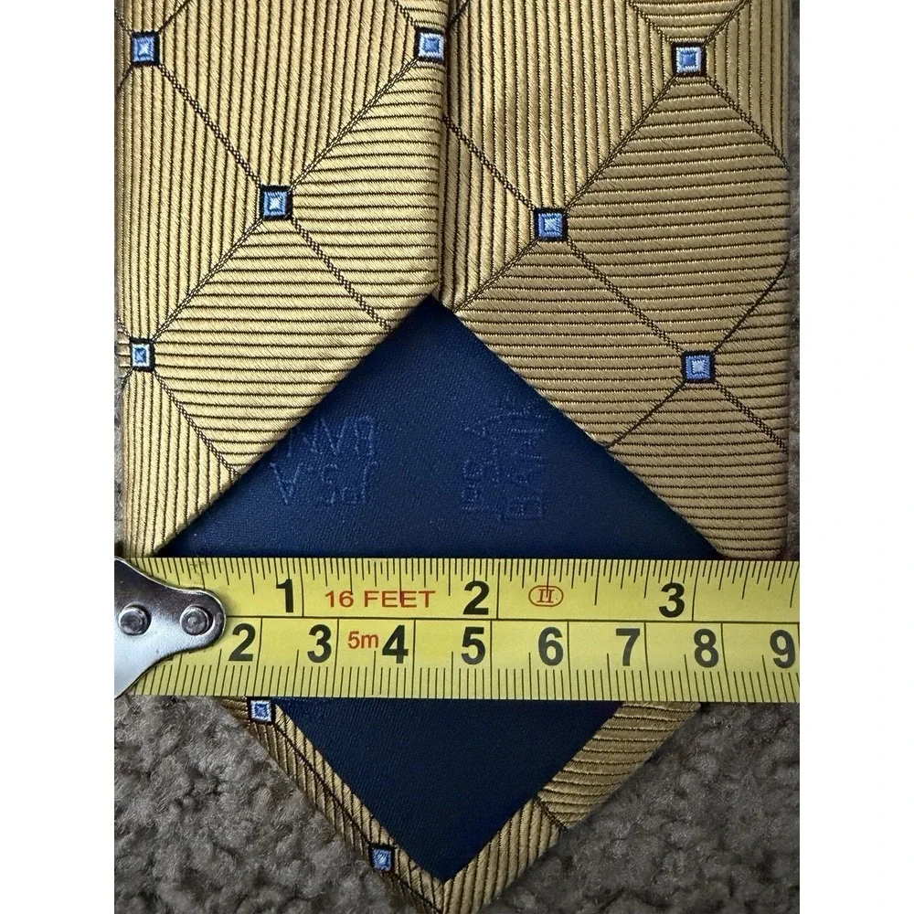 Jos A Bank Executive Neckwear Tie Gold Blue Diamond Pattern 100% Silk JBHS